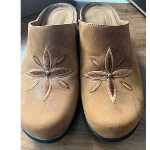 Ariat Tan Leather Floral Embroidered Mules Clogs Western 7 Boho festival logo